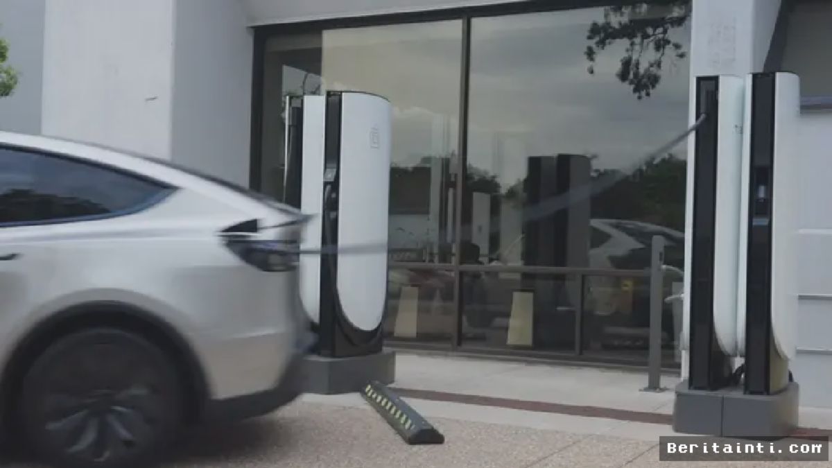 Tesla Uji Coba Mobil Tancap Gas Putus Kabel Supercharger