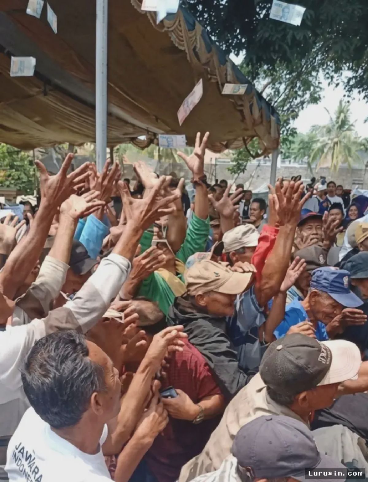 Bupati Cianjur Bagi Uang Rp2 Ribu ke Pengayuh Becak, Dikritik Warganet