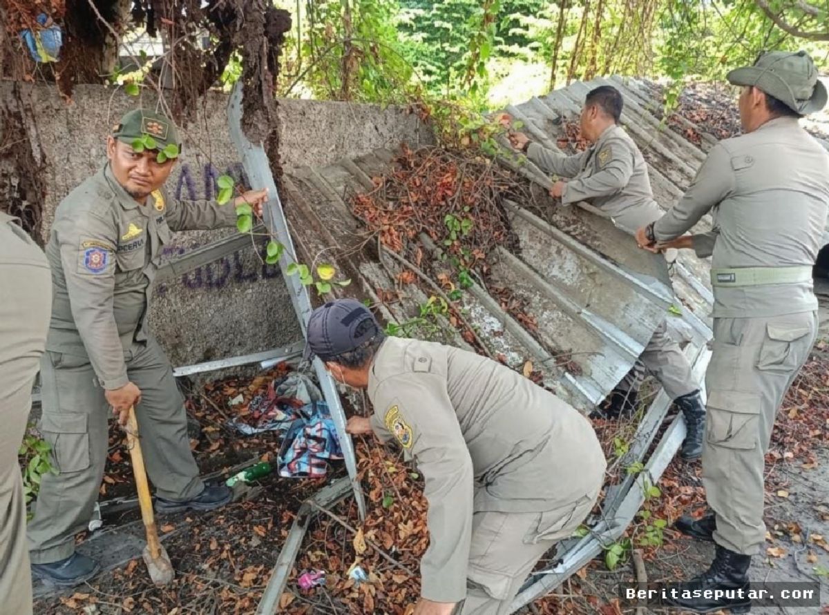 Pemkot Bandar Lampung Bongkar Warung Liar di Jalan RE Martadinata