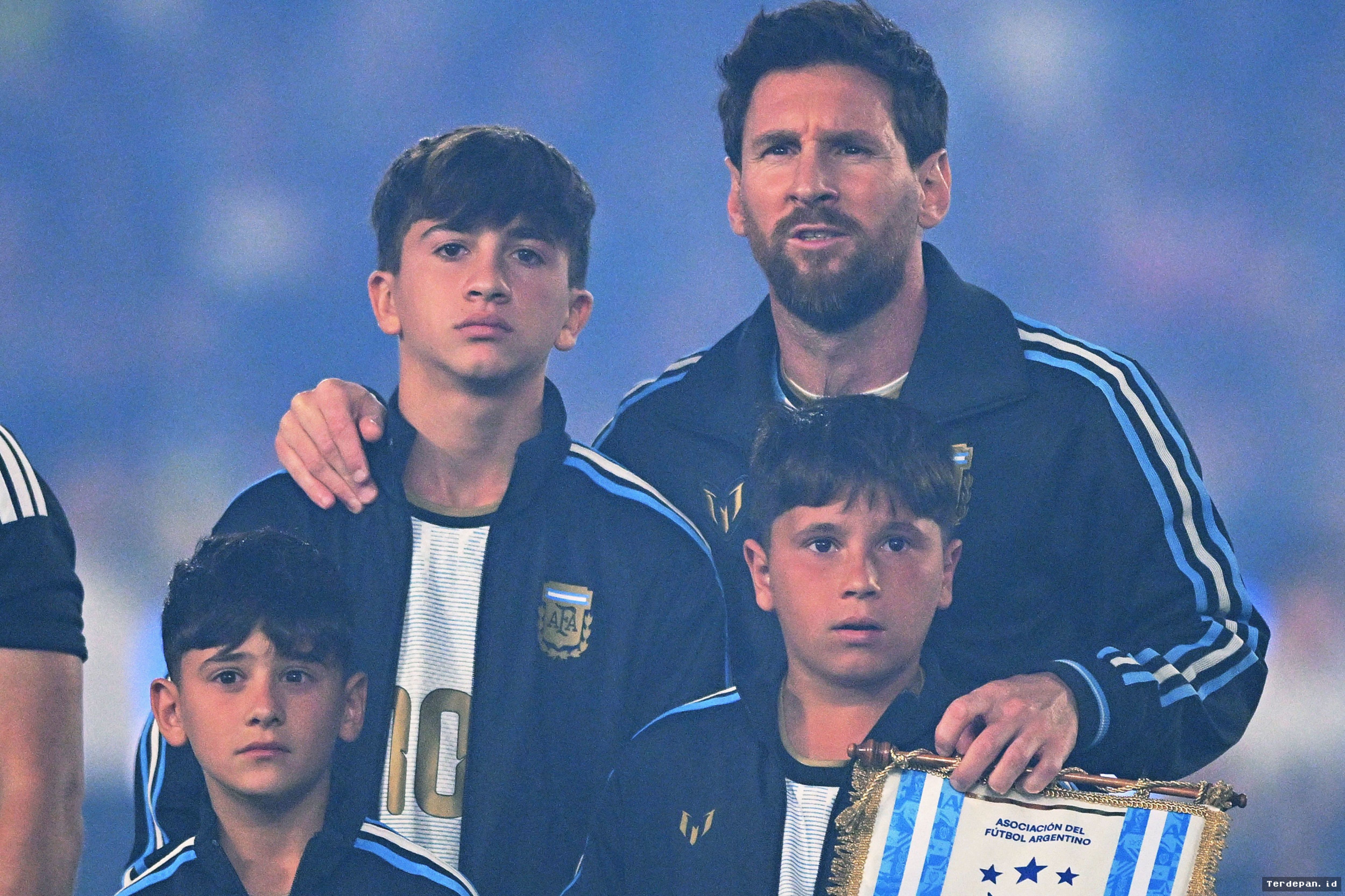 Messi Berpelukan dengan Tiga Anaknya Sebelum Laga Perpisahan