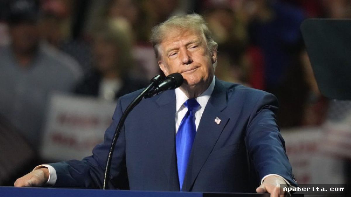 Trump Bagikan Uang Tunai Jelang Pemilu Sela
