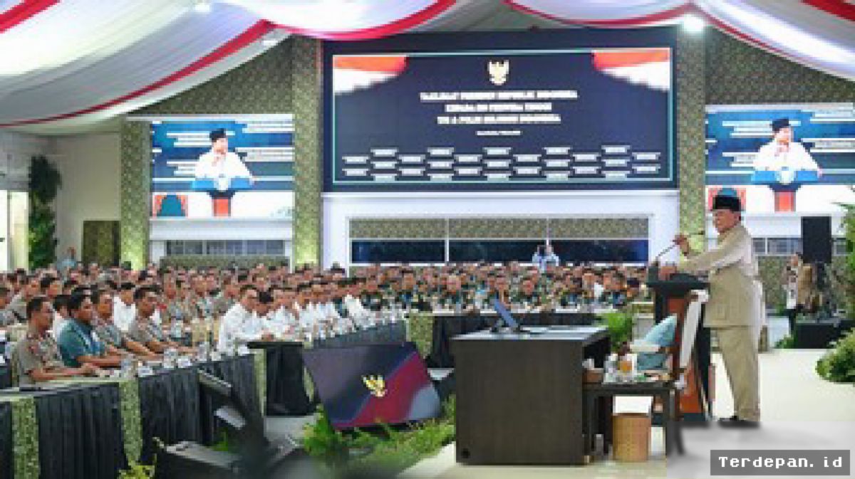 Prabowo Beri Arahan 800 Perwira TNI-Polri di Istana