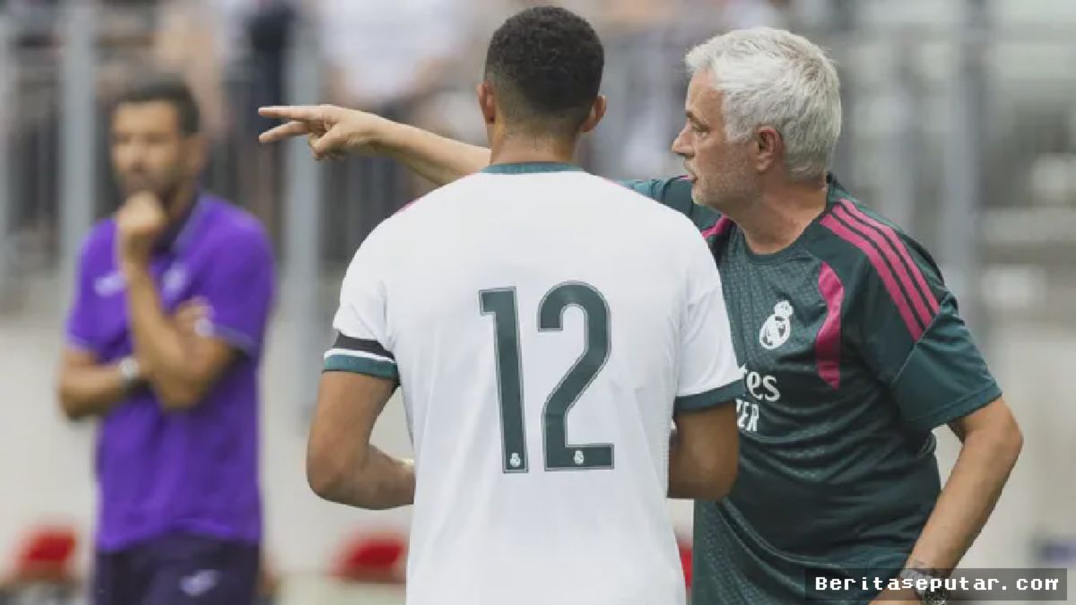 Mourinho dan Alexander-Arnold Bahas Strategi di Pramusim Madrid
