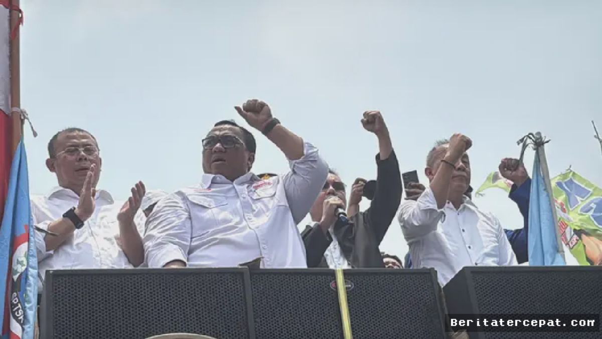Jakarta — Sufmi Dasco Temui Massa Buruh di Gerbang Utama DPR