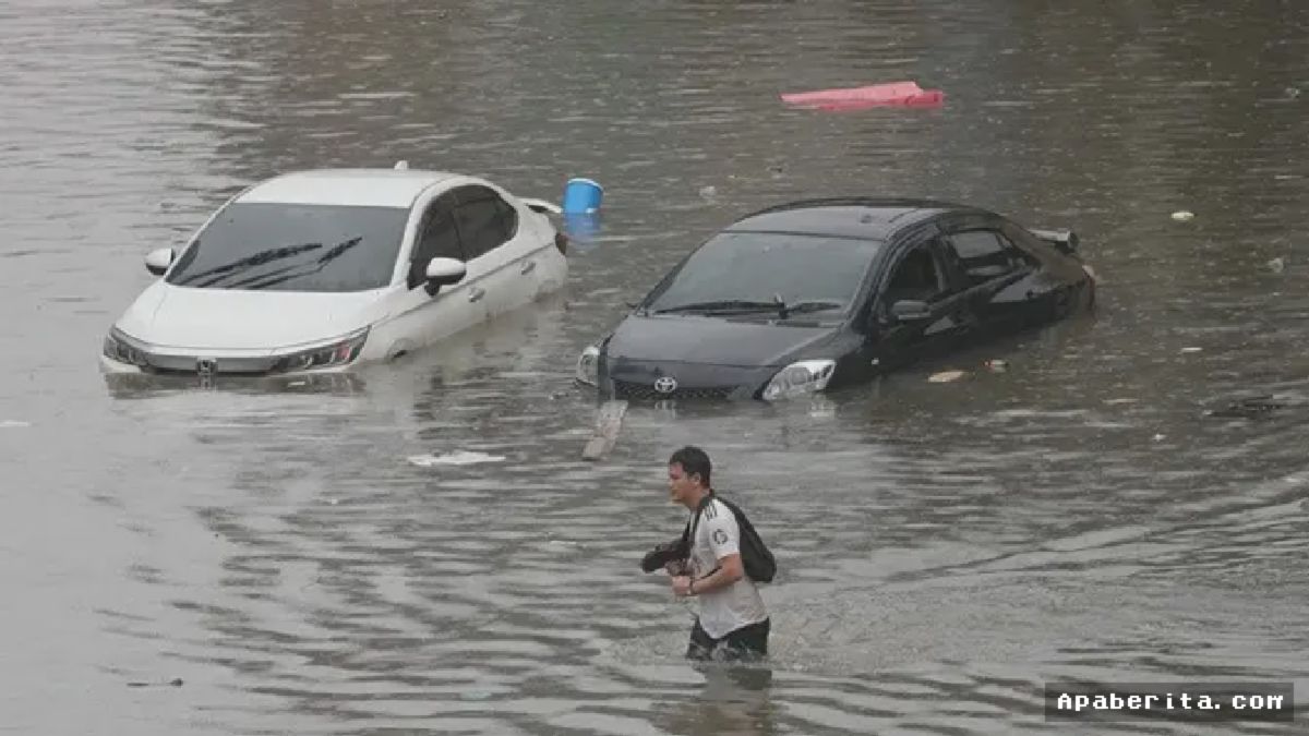 Bangkok Dilanda Banjir Besar, Warga Nekat Terobos Genangan