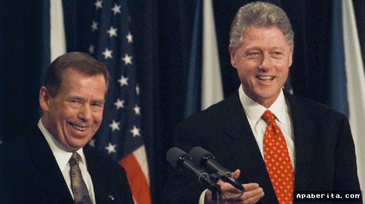 Clinton Mainkan Saxophone untuk Ulang Tahun ke-90 Havel