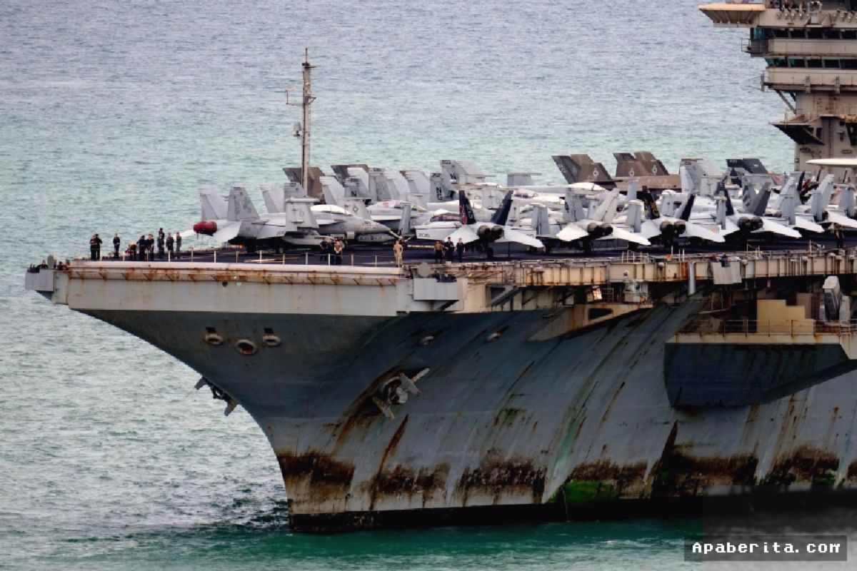 Hegseth Sambut USS Abraham Lincoln di San Diego Usai Penugasan Panjang