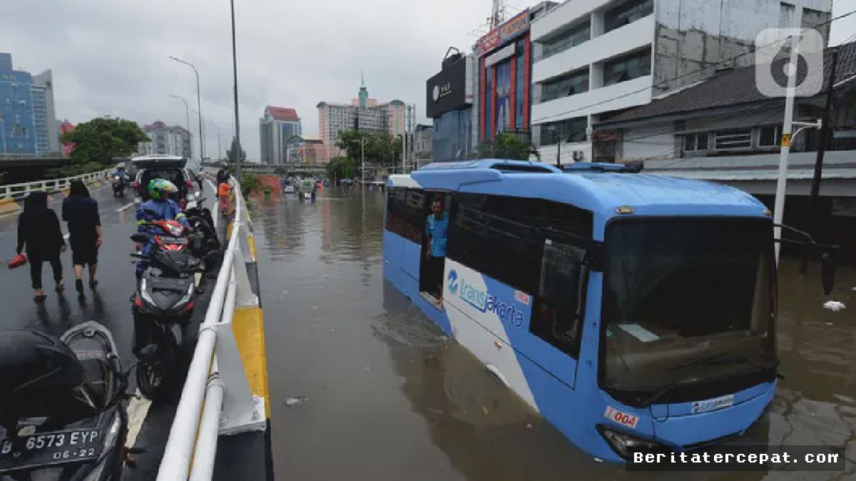 Banjir Rendam Grogol, Bus Transjakarta Terendam di Daan Mogot