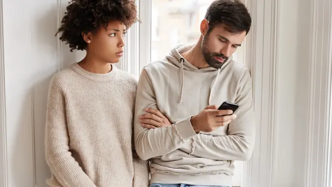 Pasangan Mendadak Cuek Pas Berantem? Waspada Silent Treatment!