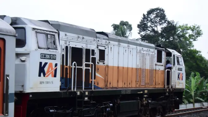 KA Siliwangi Singgah di Cipatat, Vibe Perjalanan Ini Auto Bikin Betah