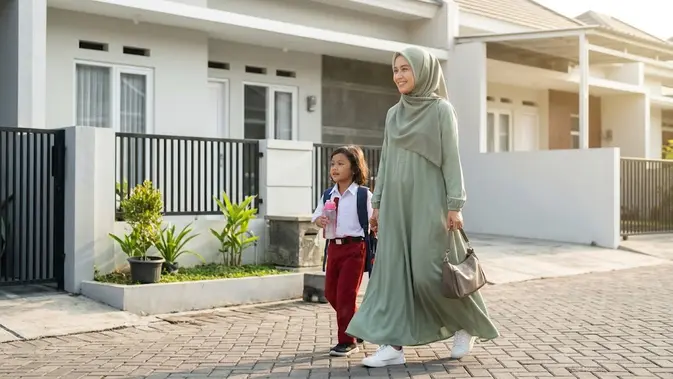 Gamis Polos Modern buat Ibu-ibu Antar Jemput Anak: Kekinian tapi Tetap Nyaman