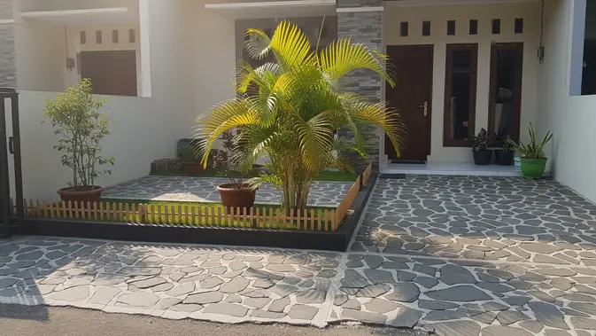 Sulap Teras Rumah Subsidi Jadi Estetik dengan Batu Alam dan Palem Kuning