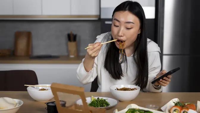 Makan Kayak Dikejar Deadline? Hati-Hati, Lambung Lo Bisa Kena Plot Twist!