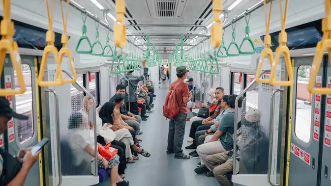 KRL Baru Produksi INKA Resmi Jalan, Anak Jaksel Auto Salfok!