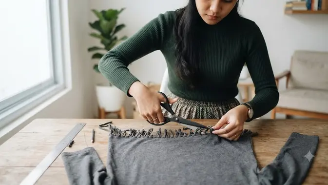 Tutorial Viral: Potong Kaos Panjang Jadi Crop Tanpa Mesin Jahit