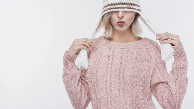 Sweater Rajut Pink Auto Viral, Gen-Z Salfok Sama Outfit Musim Dingin Ini