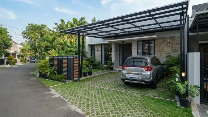 Carport Grass Block dan Kanopi Rangka Besi, Combo Estetik Rumah Minimalis