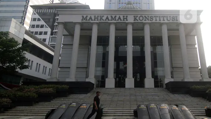 literal plot twist: Brimob Siaga di MK Jelang Sidang Sengketa Pilpres