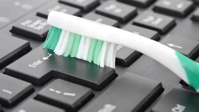 Sikat Gigi Bekas Bisa Bikin Keyboard Lo Kinclong, Serius!