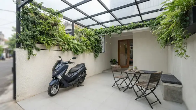 7 Desain Garasi Motor Gabung Teras, Rumah Sempit Auto aesthetic!
