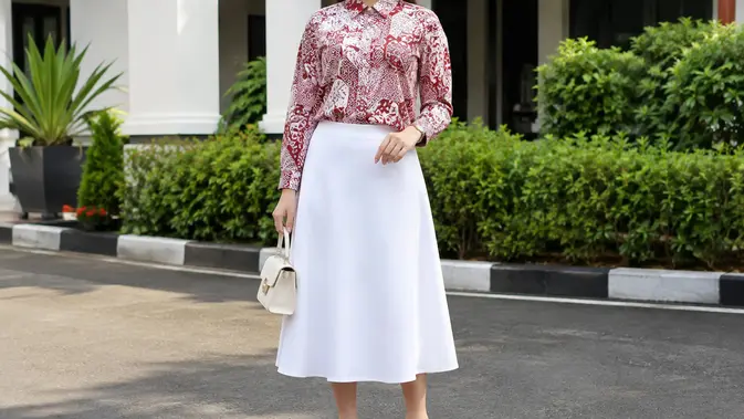Tampil Beda di Upacara 17 Agustus? Batik Plus Rok Jawabannya, Bestie!