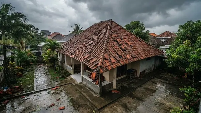 Geser Diam-diam: Tanda Genteng Rumah Kena Angin Kencang