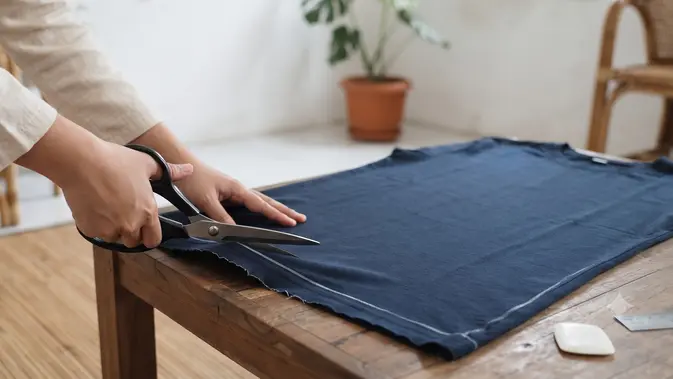 Tutorial Viral: Potong Kaos Panjang Jadi Crop Top Tanpa Jahit, Anti Ribet!