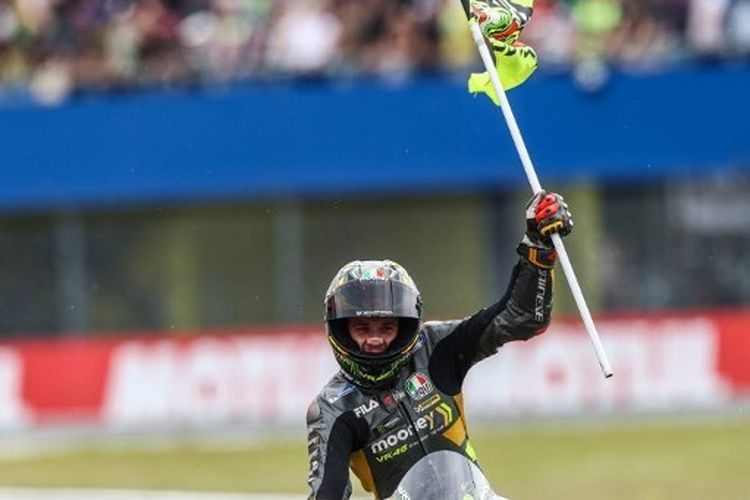 Saat Bendera 46 dan Asap Kuning Khas Valentino Rossi Mengudara di ...
