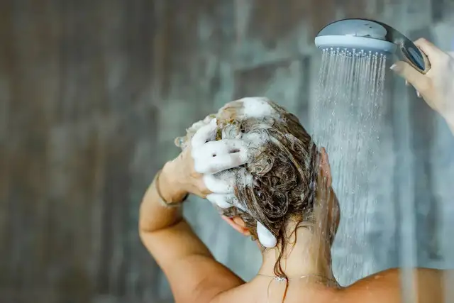Rambut Lepek atau Kering? Begini Cara Tepat Keramas yang Wajib Kamu Tahu!
