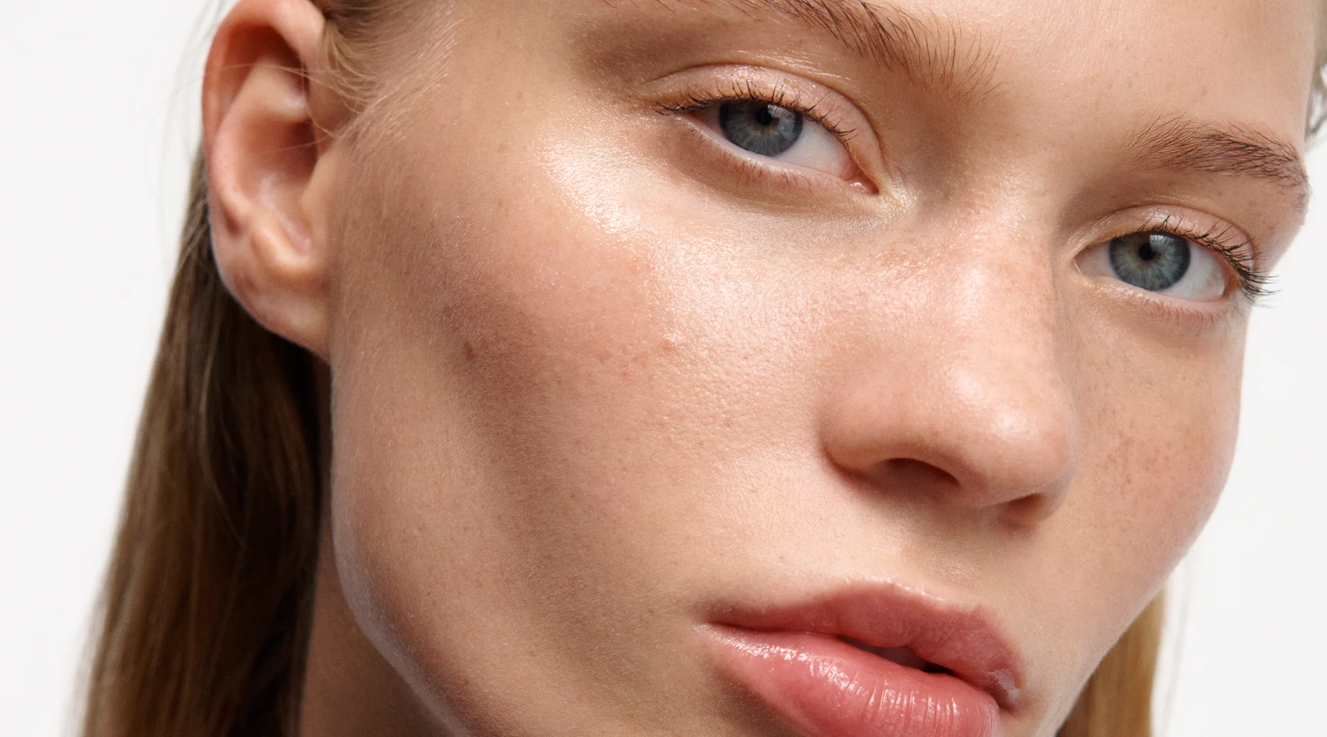 Mau Kelihatan Kayak Glowing Saat Bangun Tidur? Intip Rahasia No-Makeup Makeup Look Ini!