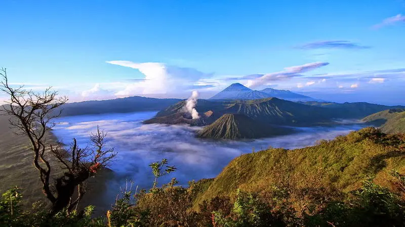 Nggak Cuma Bromo! Ini 7 Destinasi Wisata Hits di Jawa Timur 