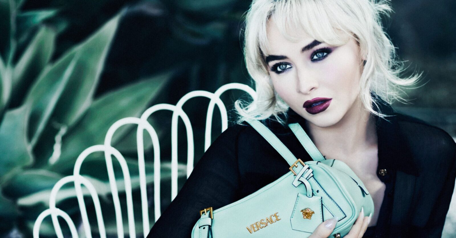 Sabrina Carpenter Tampil Vampy Bak Rosalie Hale di Kampanye Terbaru Versace
