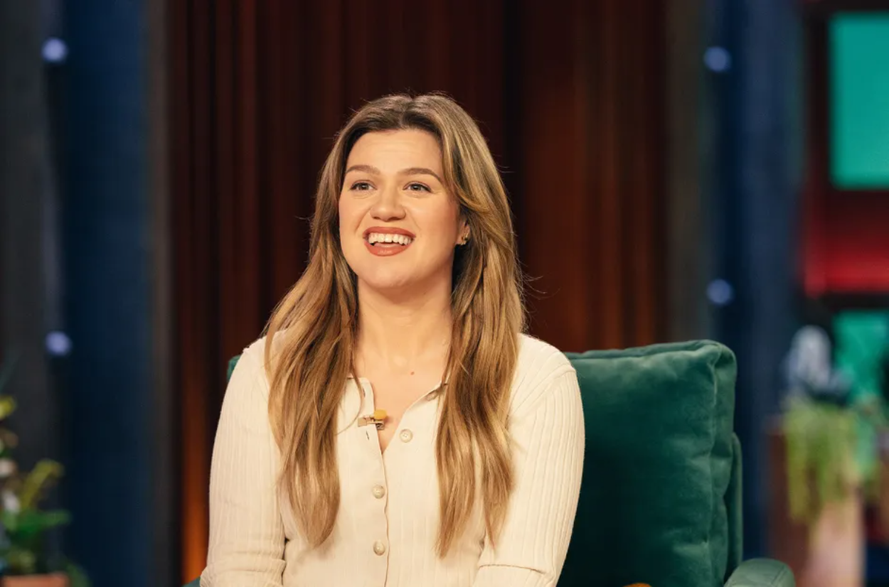 Kelly Clarkson Tulis Lagu Cinta Terinspirasi dari Romansa Meryl Streep dan Martin Short di "Only Murders"