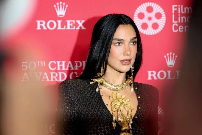 Gaya Gaun Ular Seksi Dua Lipa di Karpet Merah, Bikin Mata Tak Berkedip! 