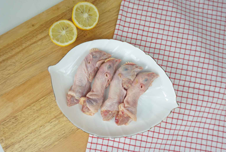 Cara Membersihkan Kepala Ayam yang Masih Ada Bulunya, Lendir, dan Kotoran! Bikin Geli Tapi Hasilnya Bikin Nagih, Cantiks Wajib Coba!