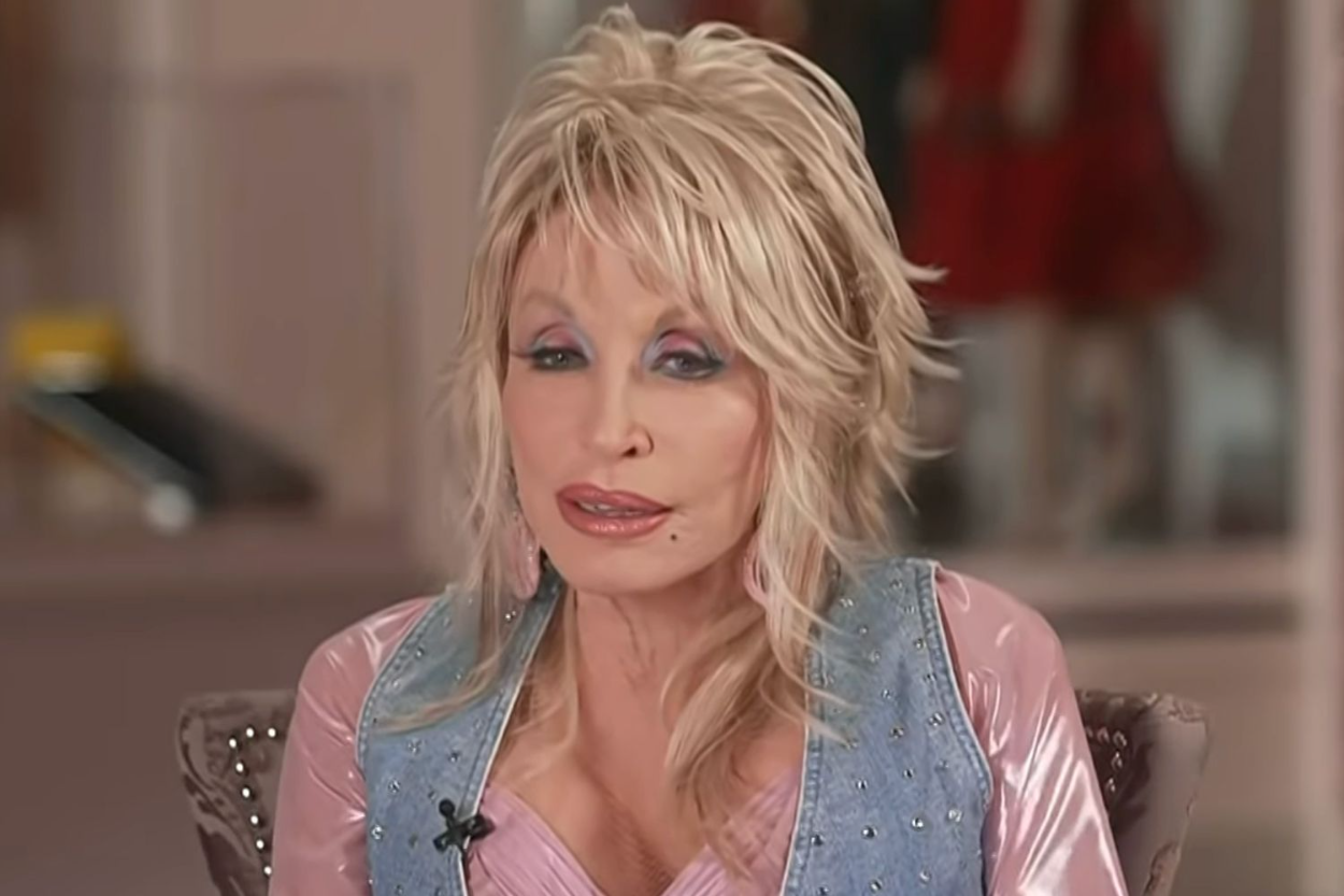 Dolly Parton Menangis Saat Kenang Suaminya yang Wafat: “Aku Sudah Mencintainya Sejak Usia 18 Tahun”
