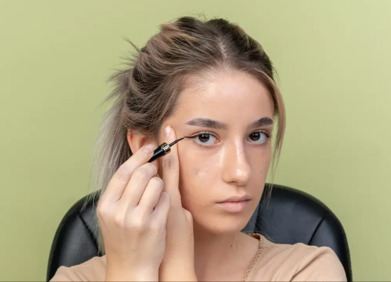 Eyeliner Sesuai Bentuk Mata yang Bikin Makeup Kamu Auto On Point, Cantiks Wajib Coba!