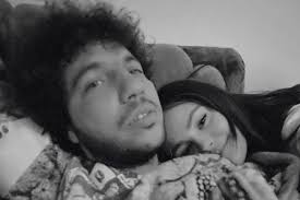 Selena Gomez dan Benny Blanco Rayakan Cinta dalam Video Musik Talk