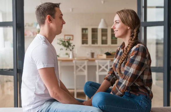Pria Introvert Memang Bikin Jatuh Cinta! Ini 7 Alasannya Kenapa Mereka Lebih Menarik dari yang Ekstrovert