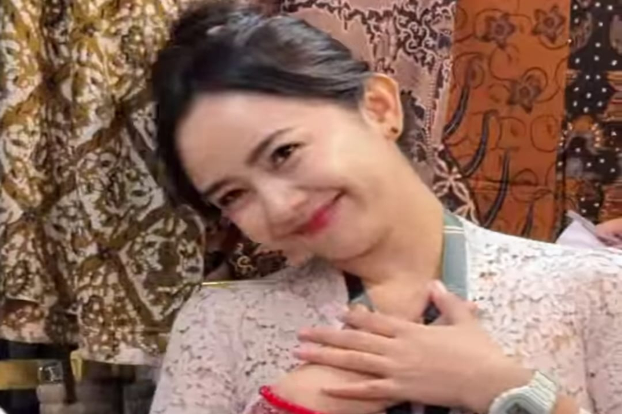Manisnya Senyum Ayu Puspa! Ikuti Tren Kim Seon Ho Smile Challenge, Selebgram Bali Ini Sukses Bikin Hati Meleleh!