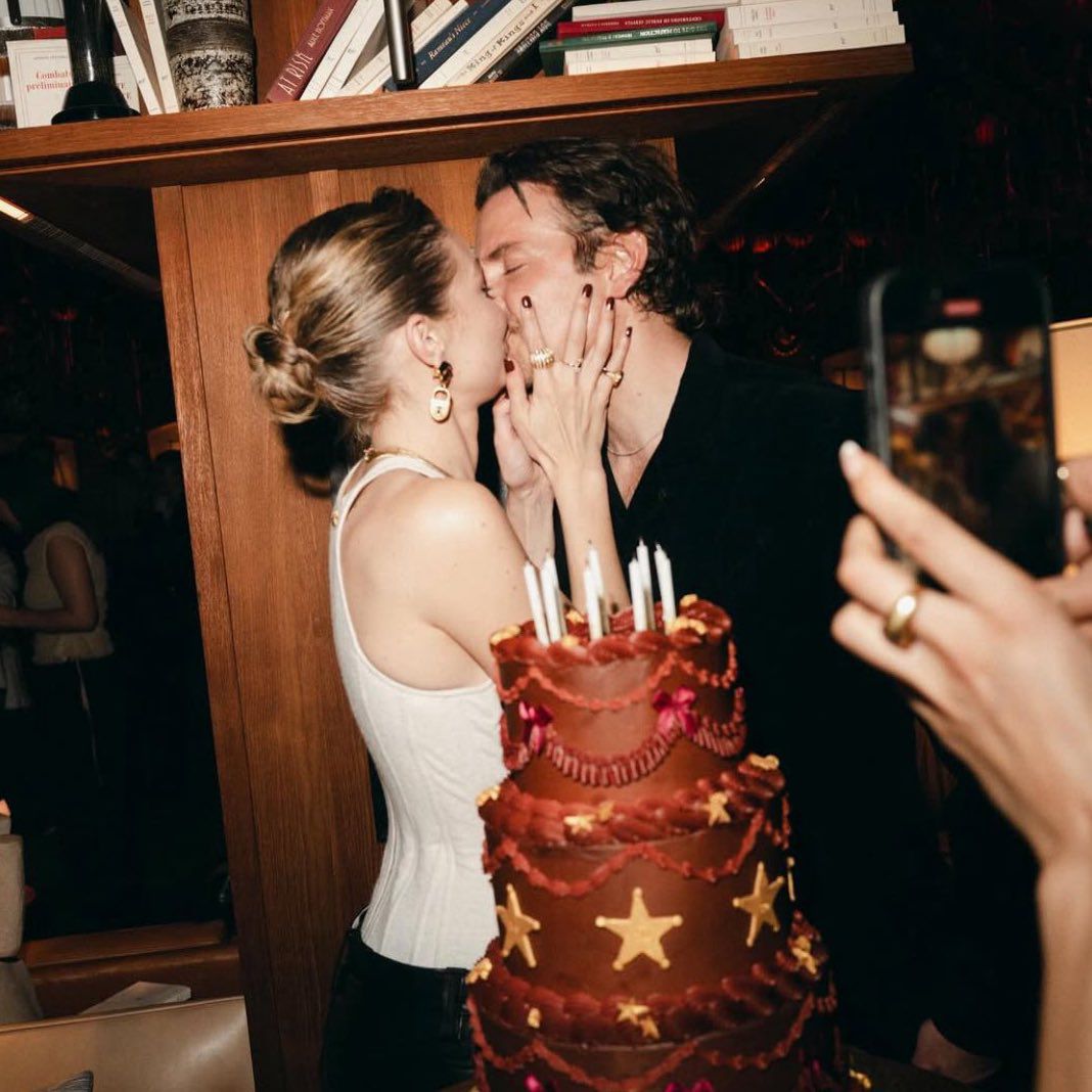  Gigi Hadid Pamer Momen Romantis Bareng Bradley Cooper di Pesta Ulang Tahunnya