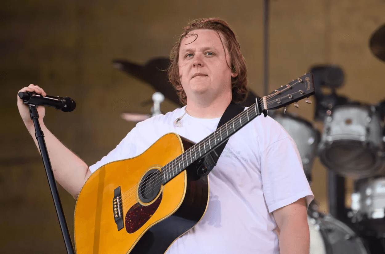 Lewis Capaldi Kembali ke Pa...