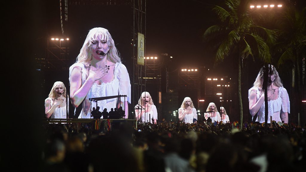 Pecahkan Rekor Dunia! Konser Gratis Lady Gaga di Pantai Copacabana Diserbu 2,5 Juta Fans