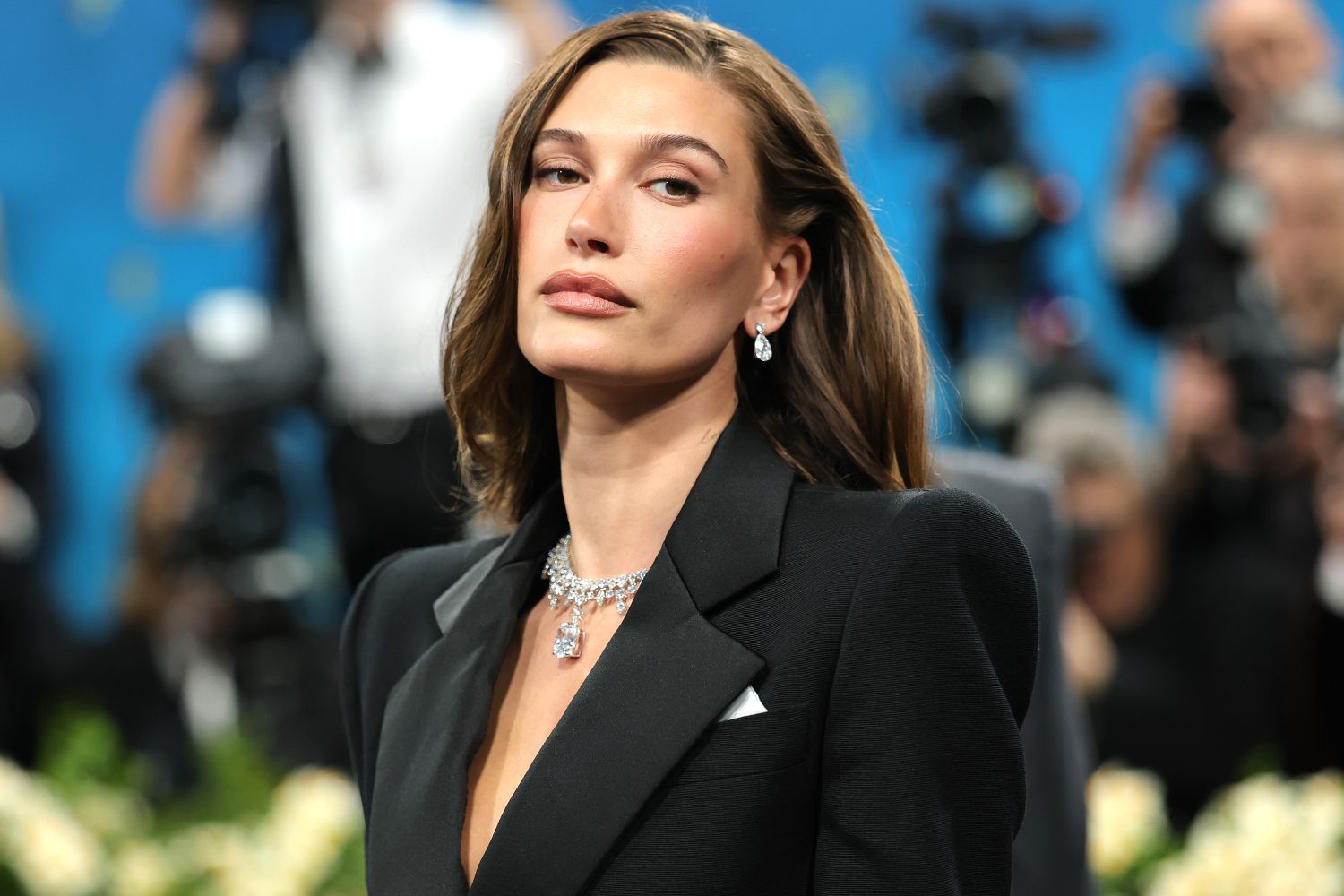 Ditinggal Justin Bieber di Met Gala 2025, Hailey Tetap Glamor Tampil Solo!