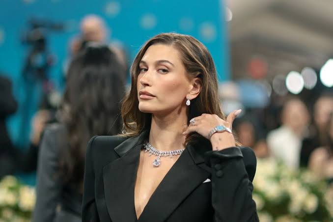 Hailey Bieber Bawa Tren Makeup “Tiramisu” ke Met Gala 2025, Bakal Jadi Look Andalan Nih!