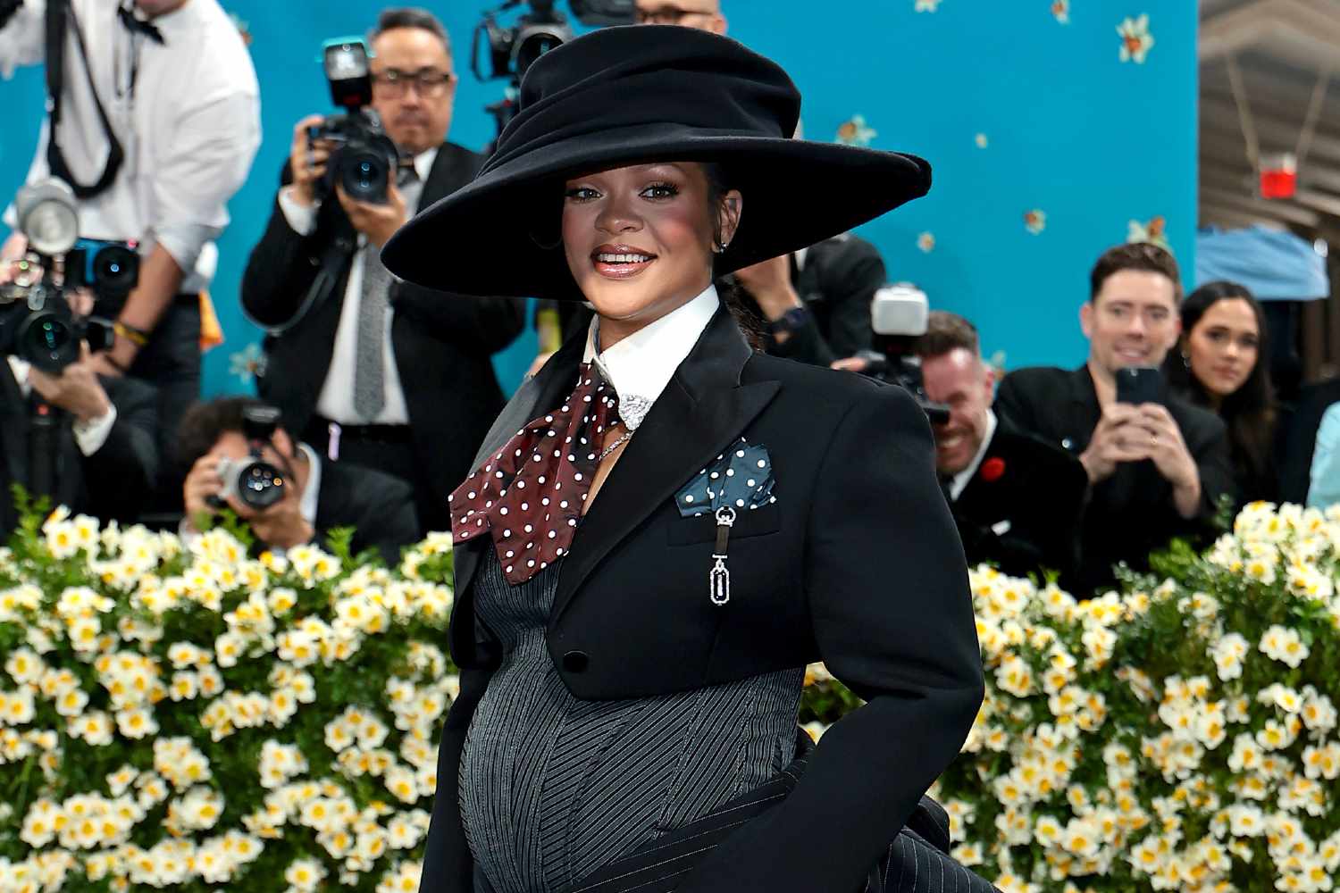 Rihanna Tampil Bold, Umumkan Kehamilan Anak Ketiga di Met Gala 2025!