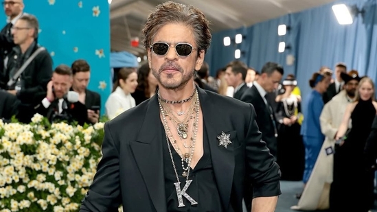 Shah Rukh Khan Tampil Memukau, Debut Pria Bollywood Pertama di Met Gala 2025!