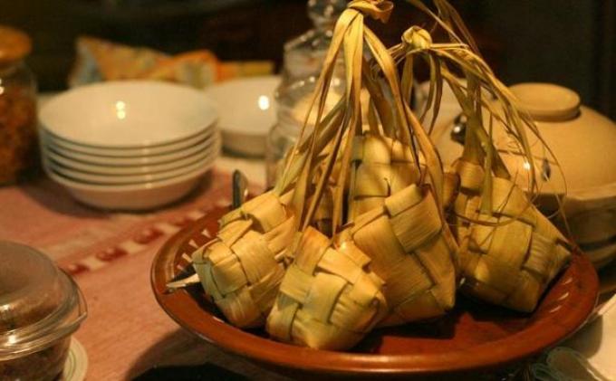 Kenapa Ketupat Lebih Sehat dari Nasi Putih? Cek Perbandingannya