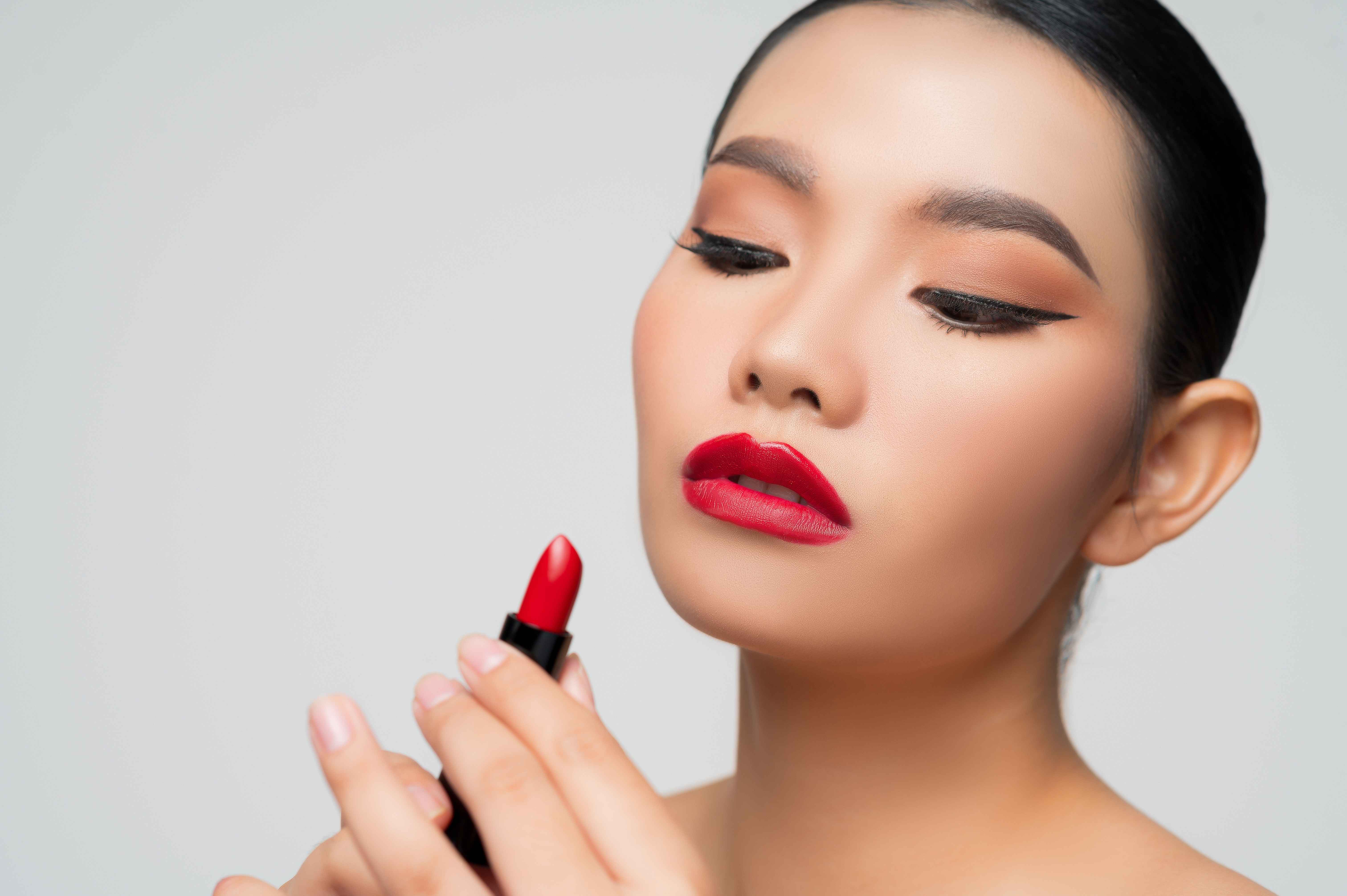 Tampil Menawan di Red Carpet, Ini Dia 5 Gaya Makeup Favorit Para Artis