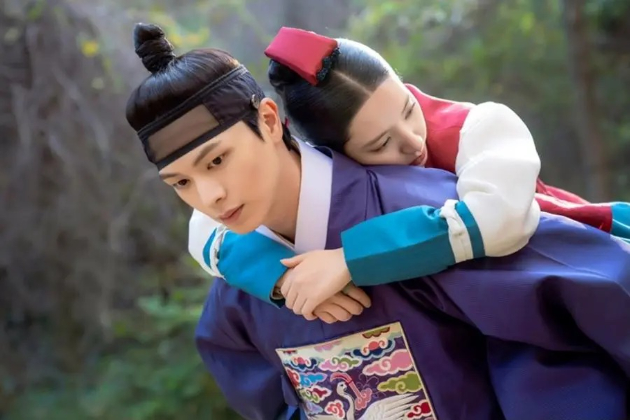 The Haunted Palace Episode 7: Gemas! Chemistry Yook Sungjae Saat Gendong Bona WJSN Bikin Baper, Akan Pacaran?